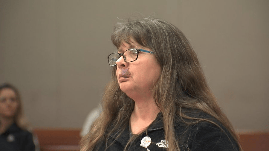 美国12岁女孩遭养父性侵7年，怀孕生子，养母装不知道