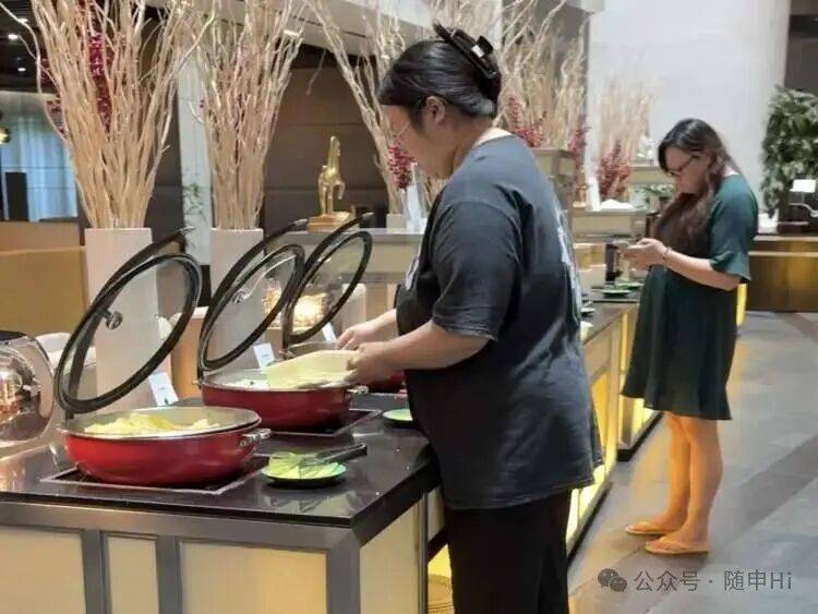 上海五星级酒店，突然大排长龙！25元装满满一盒，菜品可自选，市民直呼划算