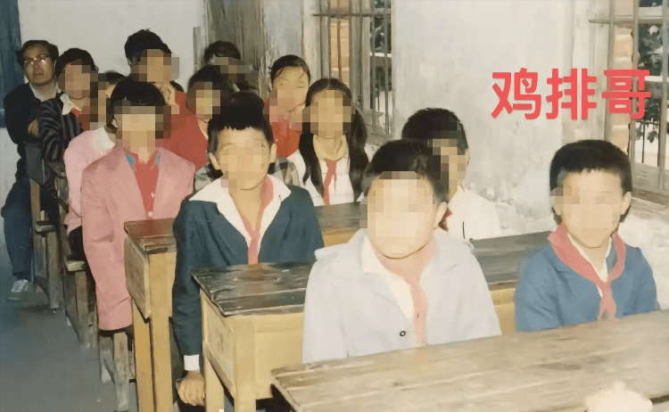 “鸡排哥”童年课堂照片遭曝光，网友称其手里有5套房，回应来了