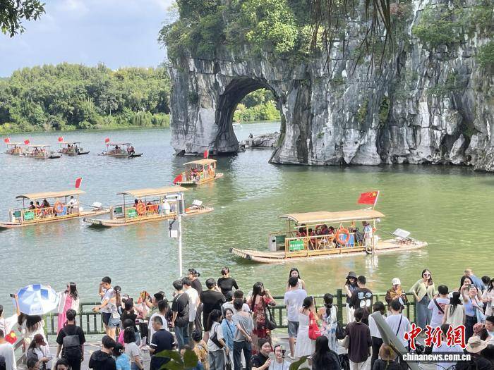 国庆黄金周首日:桂林象鼻山迎客忙 游客畅游山水间