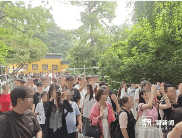 “第一天出去旅游的人已老实”!售罄、约满,多地景区紧急提醒!有的一天涌入44万人