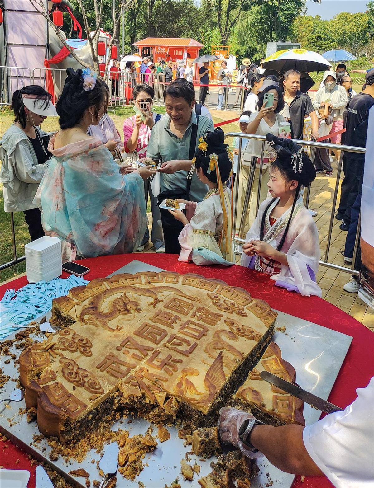 重388斤！500人排队挑战超级大月饼