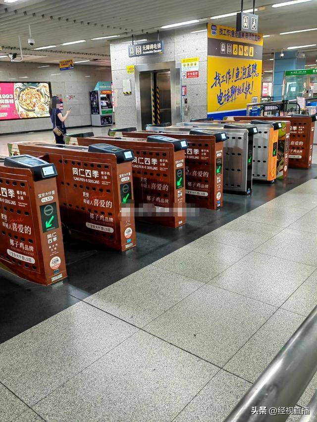 深圳地铁广告被嫌太丑 官方回应将改进