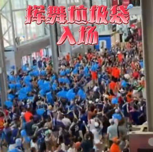 日本球迷挥舞垃圾袋入场,在世界杯赛后捡垃圾,被本国民众批评“出国作秀”:也请捡捡涩谷街头的垃圾吧