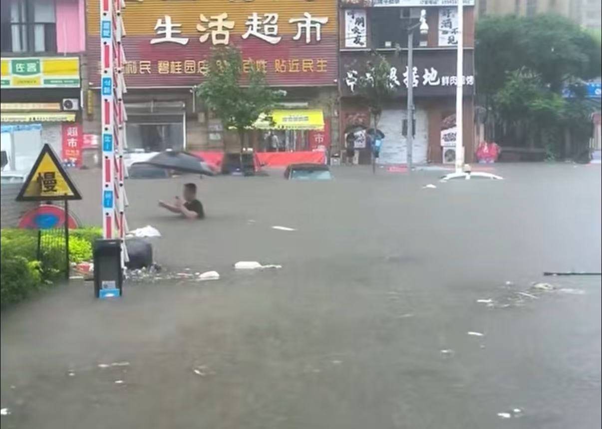沈阳暴雨全市停工停课,市民:水深处淹至人腹部,目前水电网都正常,整体没受太大影响